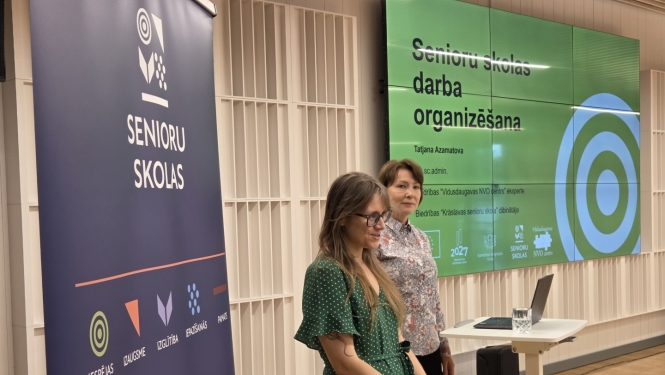 SID darbinieki prezentē pasākuma norisi