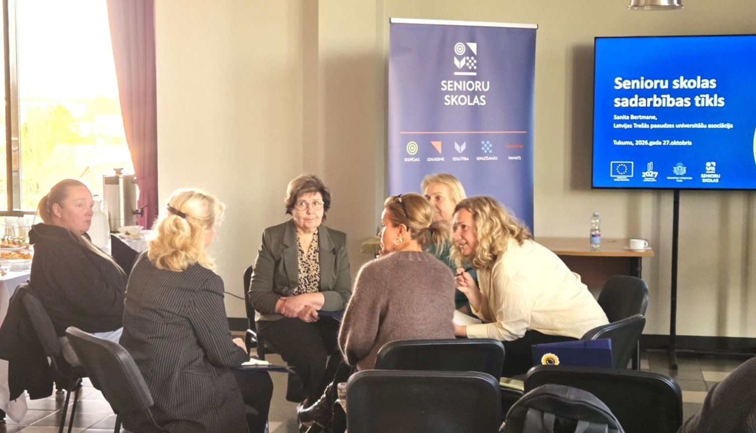 Tukuma bibliotēkā diskutē par Senioru skolu ilgtspēju un attīstību
