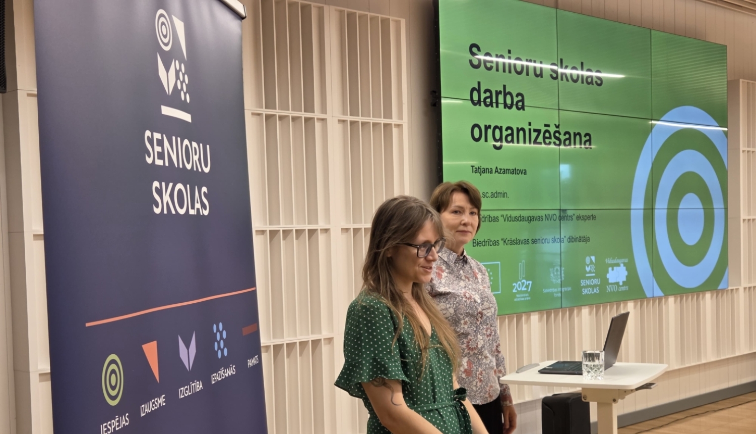 SID darbinieki prezentē pasākuma norisi