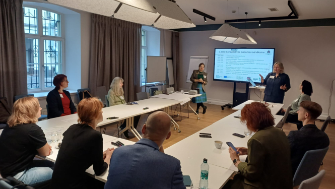 Attēlā atspoguļota sanāksme