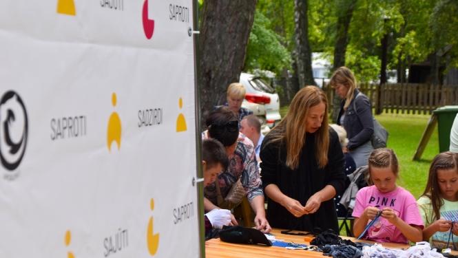 Ilustratīvs foto ar cilvēkiem no pikselēšanas darbnīcas