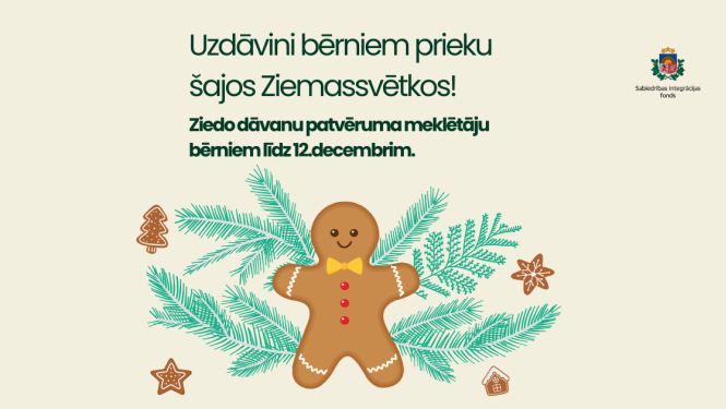 piparkūku vīriņš starp skujām