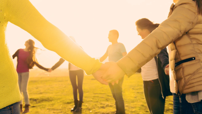 Cilvēki aplī sadevušies rokās