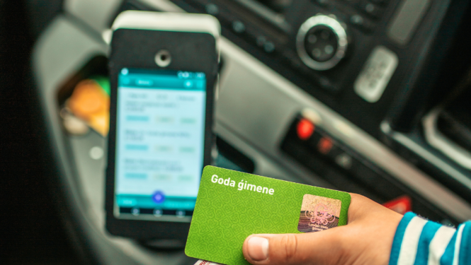 Foto parāda kā izskatās goda ģimenes apliecība