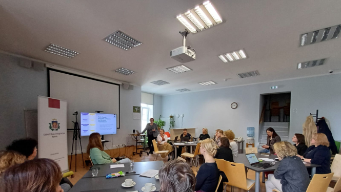 Attēla redzami NVO domnīcas dalībnieki