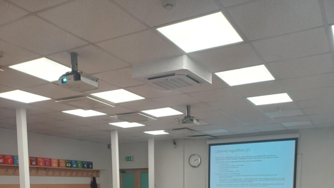 Attēls raksturo sanāksmi pašavaldībā