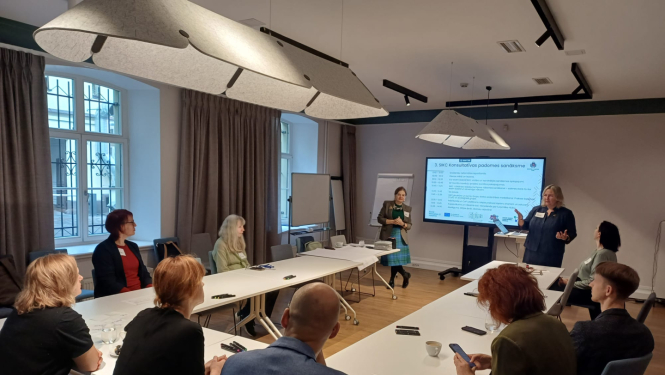 Attēlā atspoguļota sanāksme