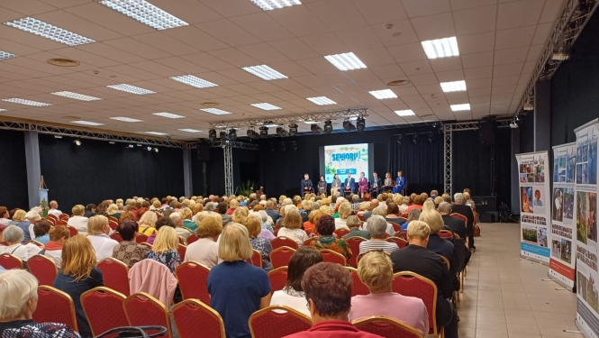 Attēls atspoguļo senioru pasākumu