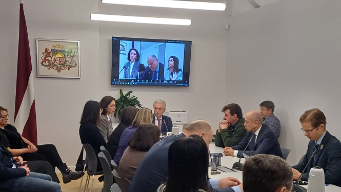 Attēlā komisijas locekļi