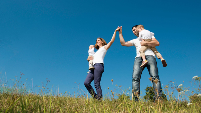 Attēlā redzama mamma, tētis un divi bērni