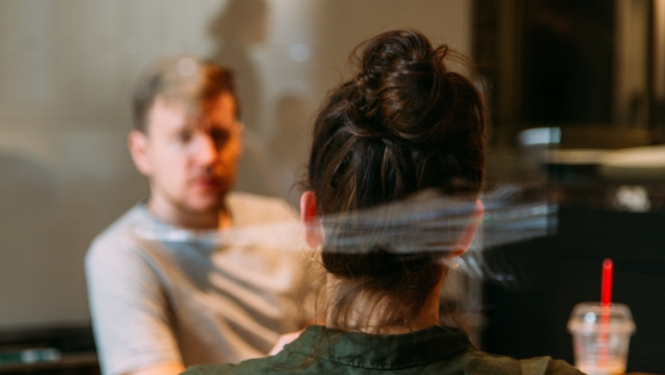 Cilvēki pie sarunu galda