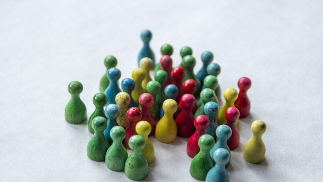 dažādas krāsas kauliņi:ilustratīvs foto