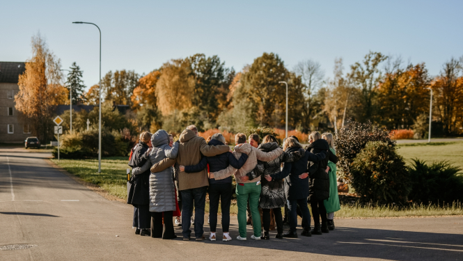 Cilvēki apskāvienā