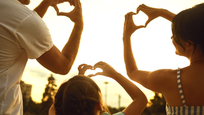Attēlā redzami 3 cilvēki, kuri ar rokām rāda sirsniņas