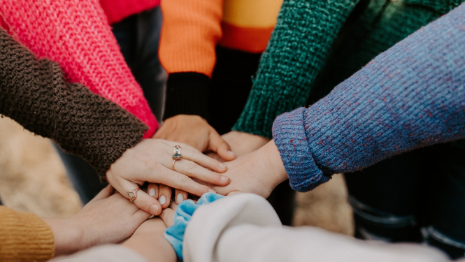 Ilustratīva bilde ar sadotām rokām