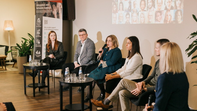 6 cilvēki piedalās diskusijā par iebraucēju iekļaušanās jautājumiem Latvijā