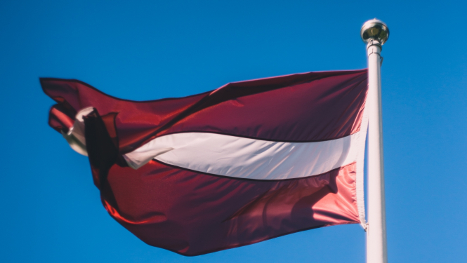 Ilustratīvs foto ar Latvijas karogu