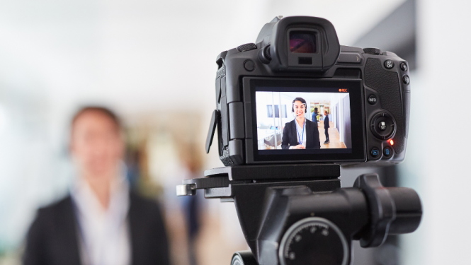 Kamera filmē cilvēku