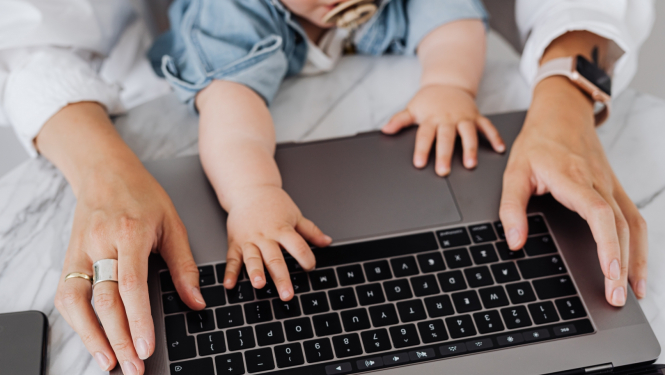 Bērna rokas uz vecāka datora