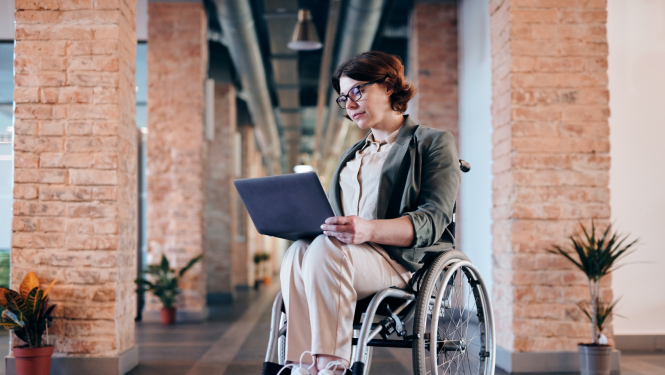 Cilvēks ar invaliditāti strādā