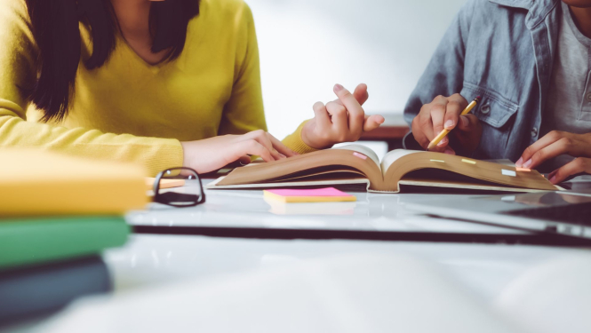 Divi cilvēki lasa grāmatu