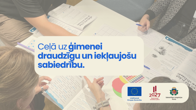 bilde ar jauniešiem pie galda ar tekstu "Ceļā uz ģimenei draudzīgu un iekļaujošau sadarbību"