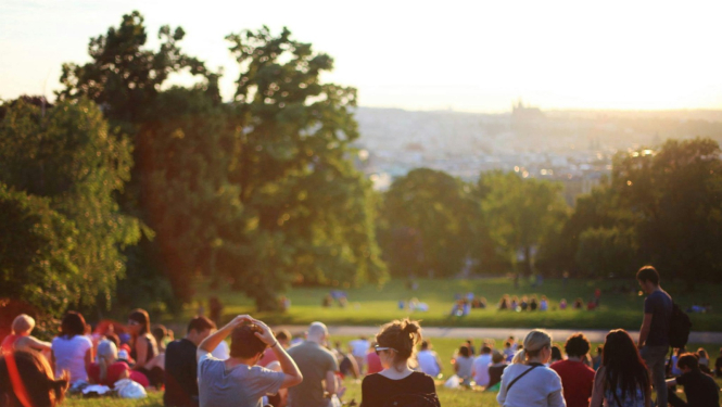 Cilvēki sēž zaļajā zonā
