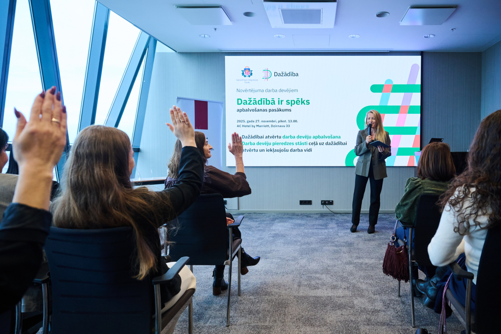 paceltas cilvēku rokas prezentācijas laikā