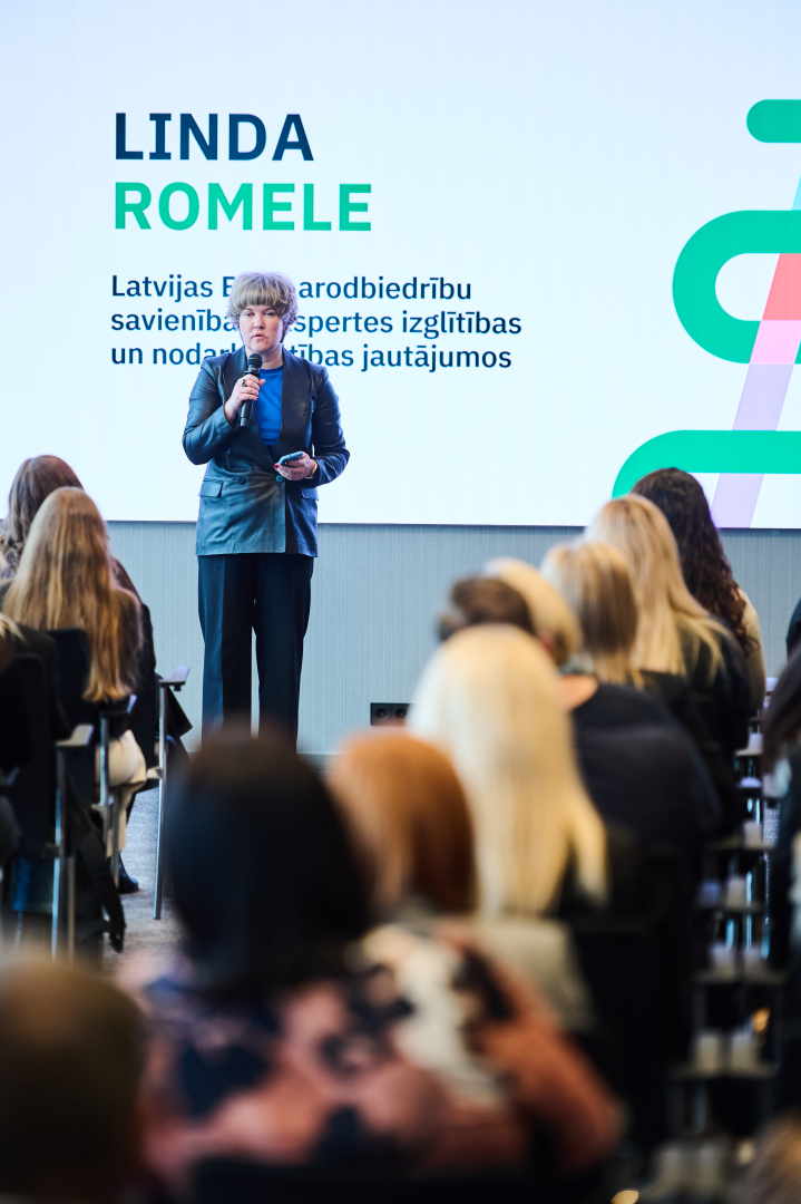 Linda Romele runā prezentāciju