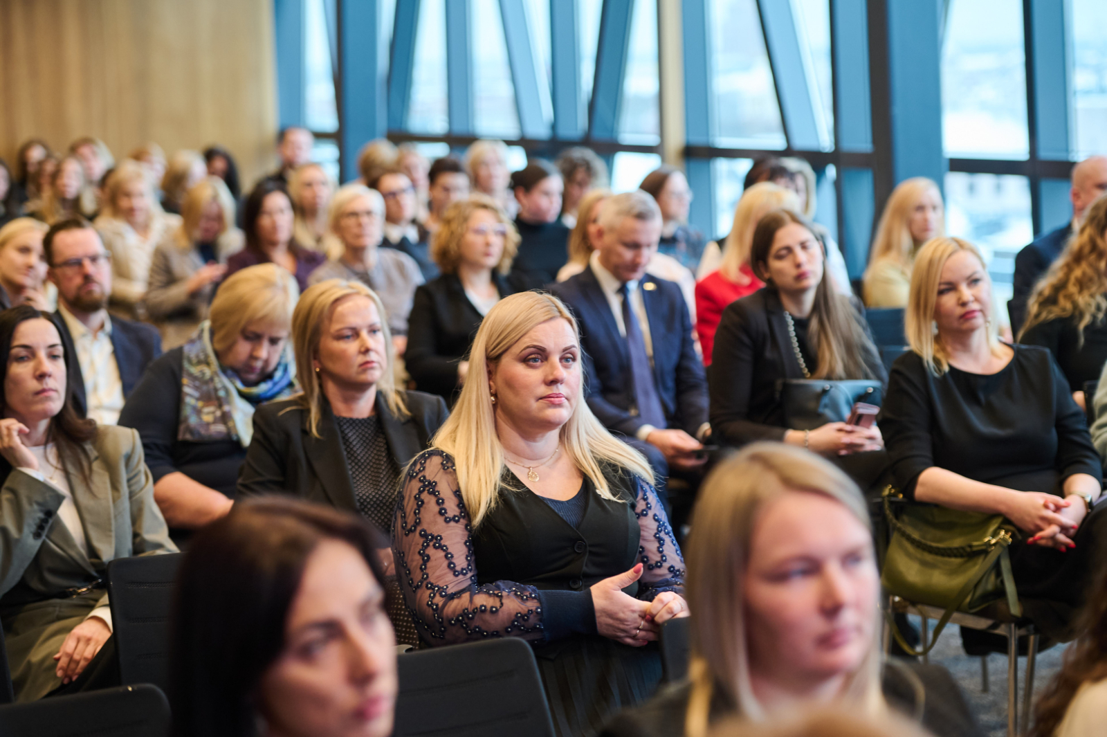 pasākuma apmeklētāji sēž zālē