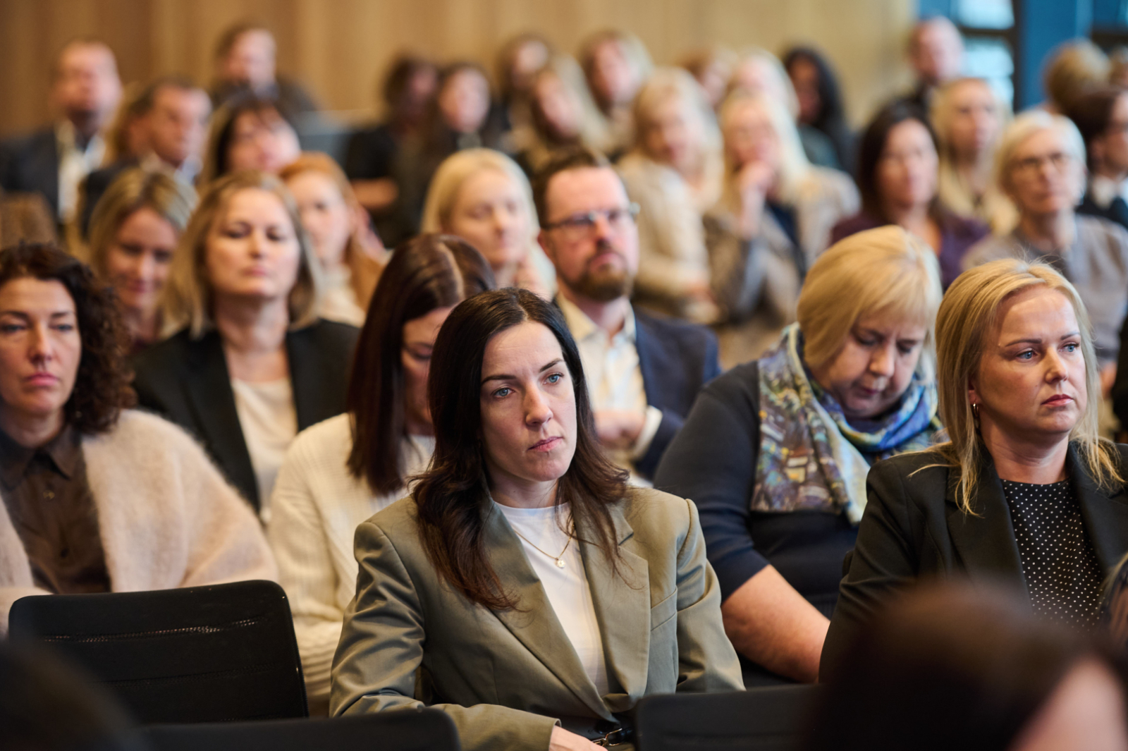 pasākuma apmeklētāji sēž zālē