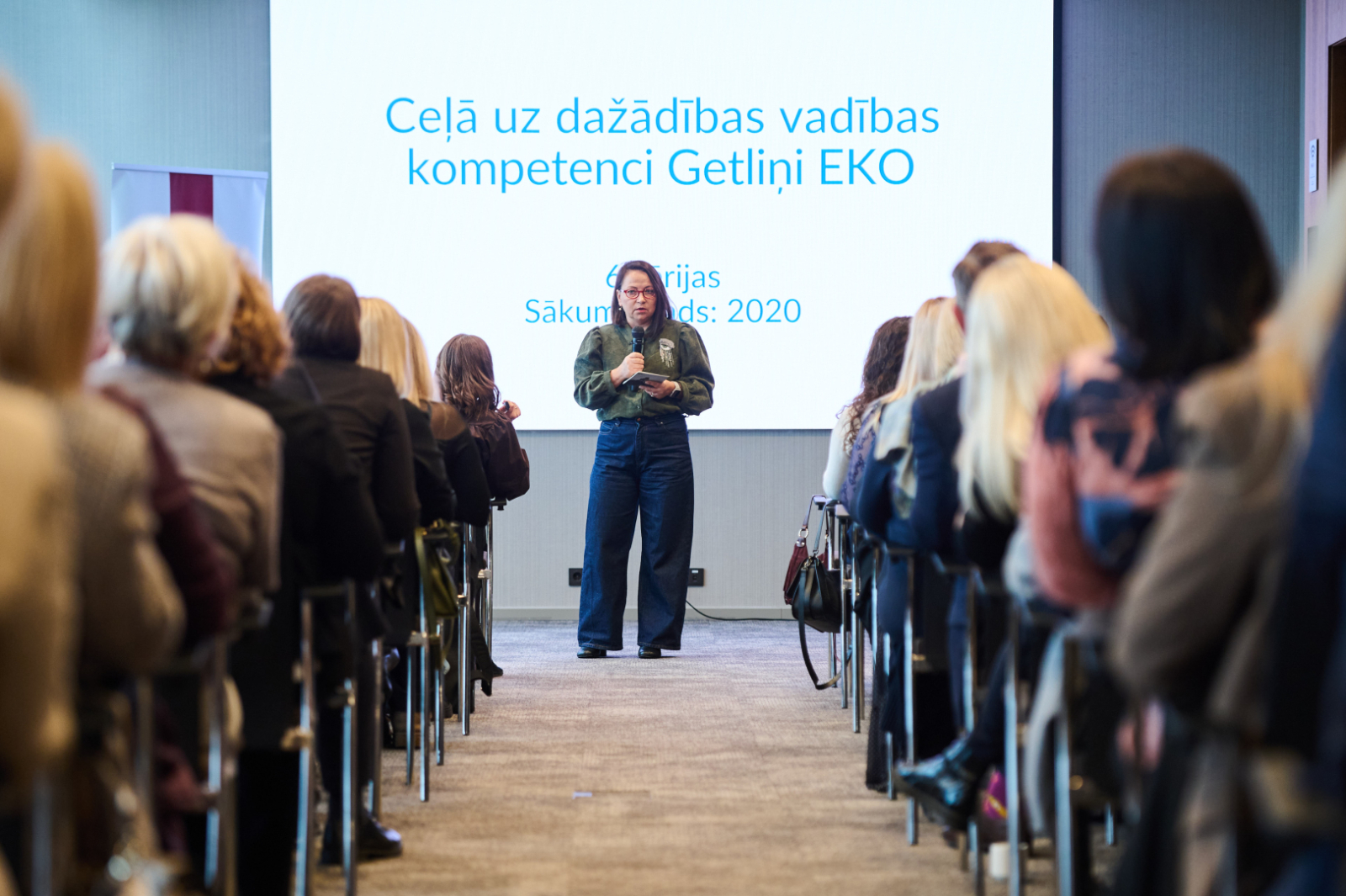 sieviete prezentē prezentāciju