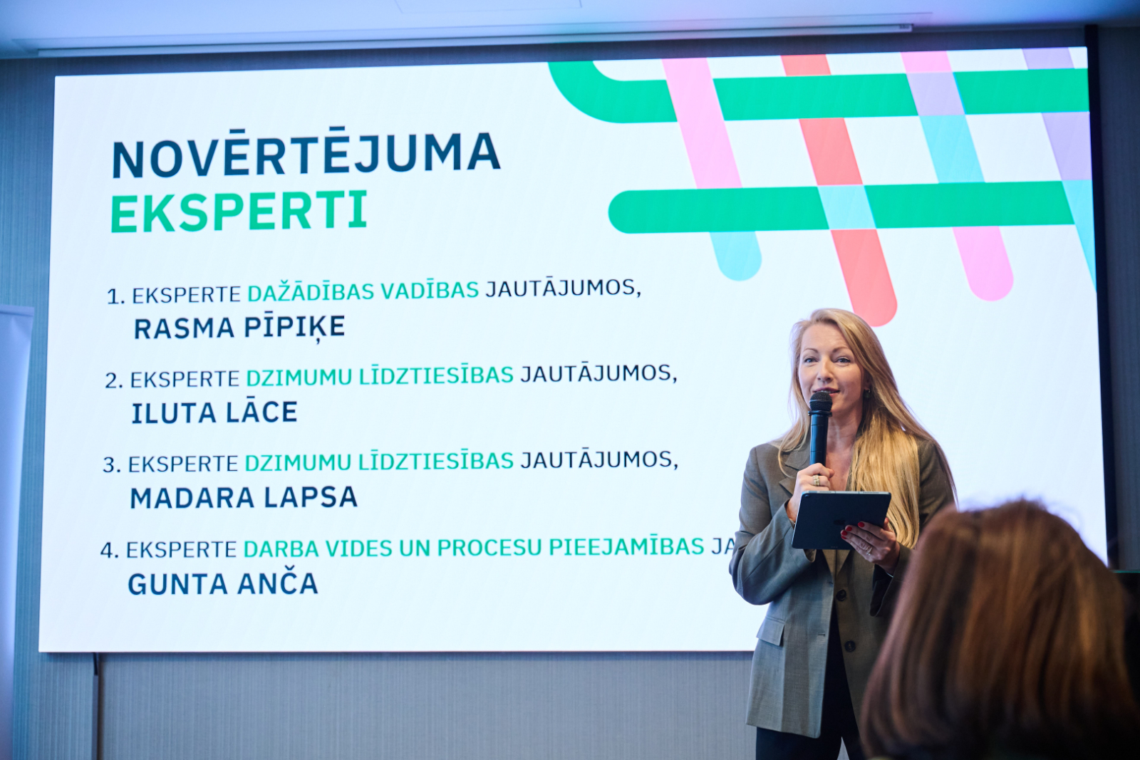 sieviete prezentē prezentāciju 