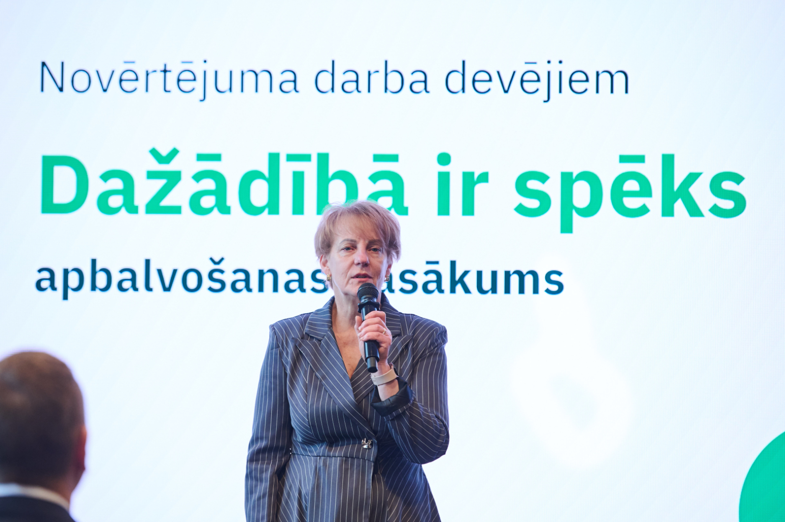 sieviete runā prezentāciju