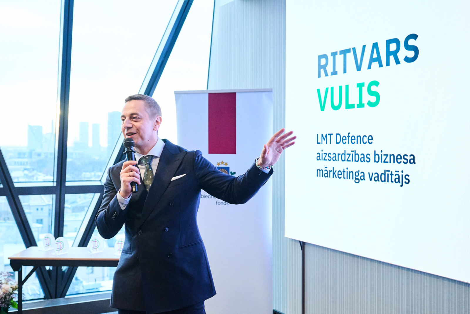 Ritvars Vulis prezentē prezentāciju