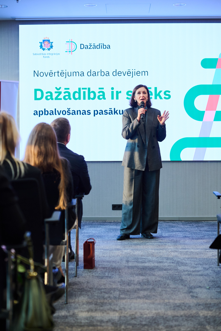 SIF sekratariāta direktore runā prezentāciju