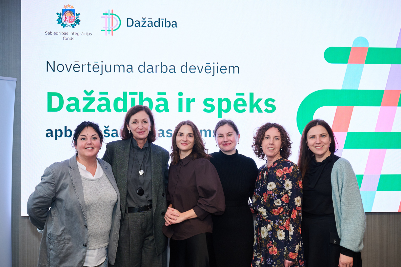 Dažādībā ir spēks komandas kopbilde