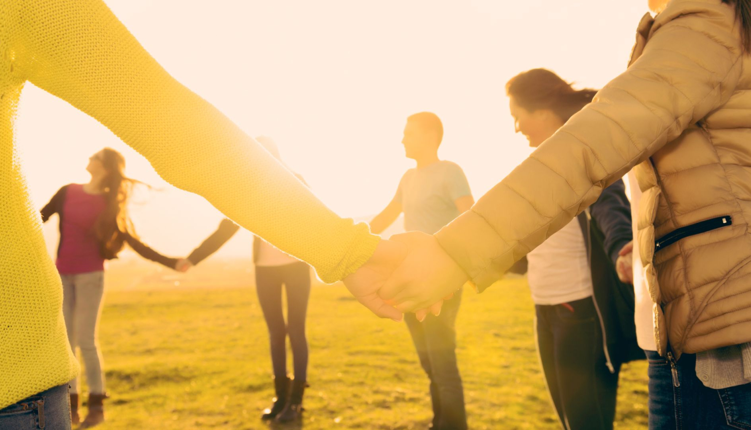 Cilvēki aplī sadevušies rokās