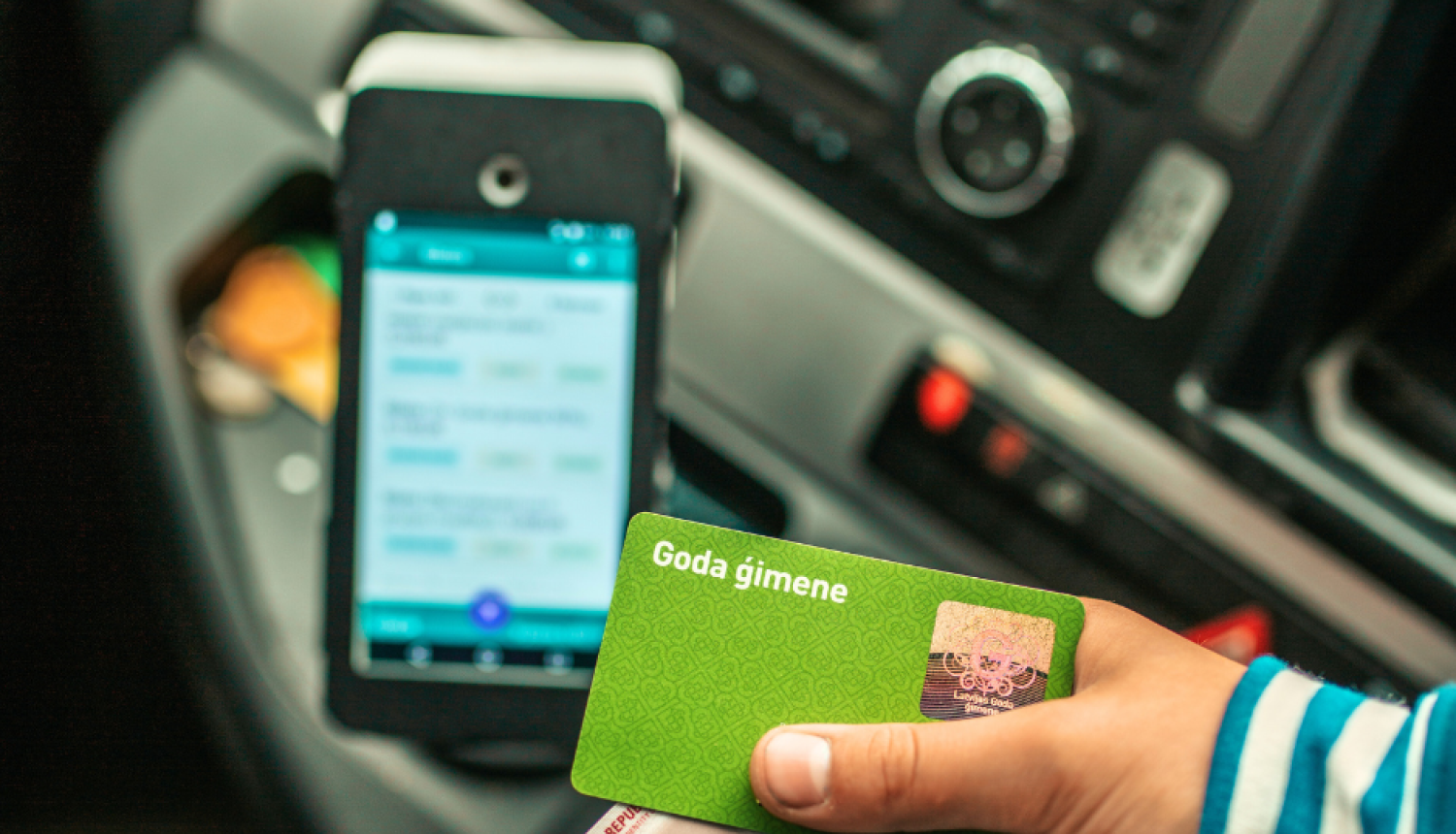 Foto parāda kā izskatās goda ģimenes apliecība