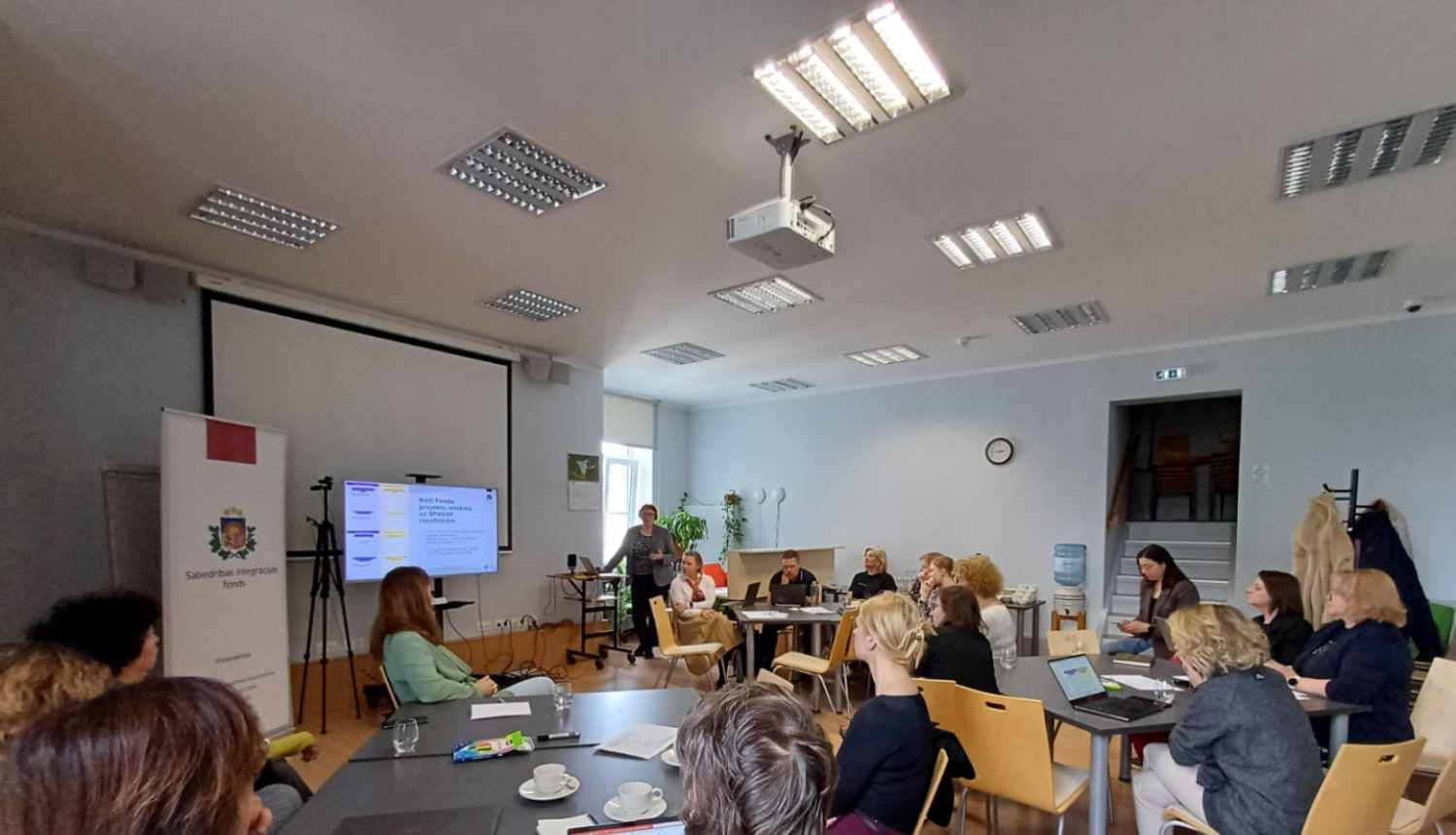 Attēla redzami NVO domnīcas dalībnieki