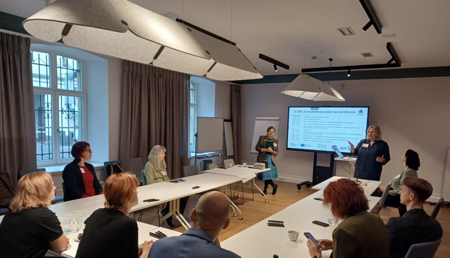 Attēlā atspoguļota sanāksme