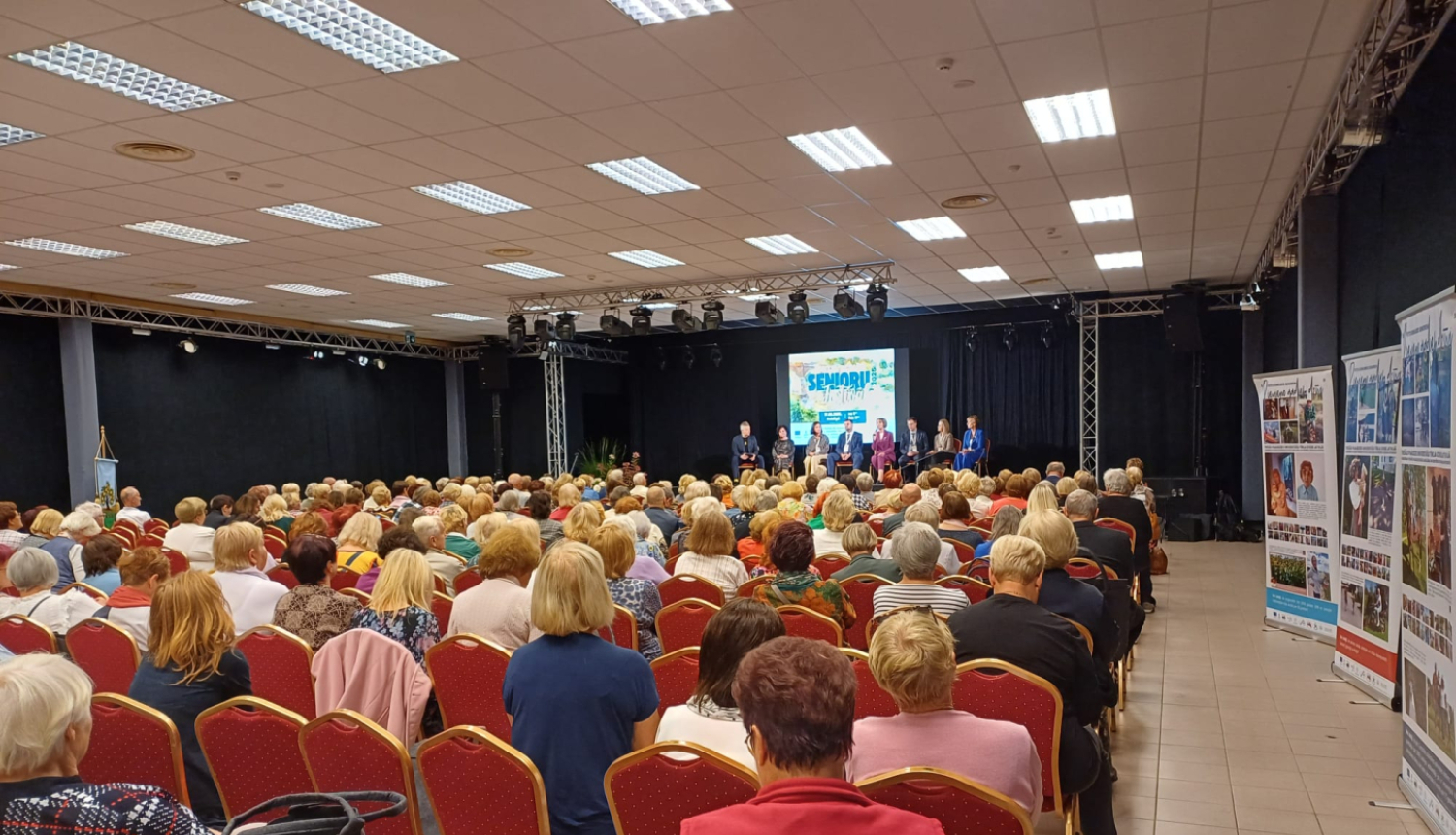 Attēls atspoguļo senioru pasākumu