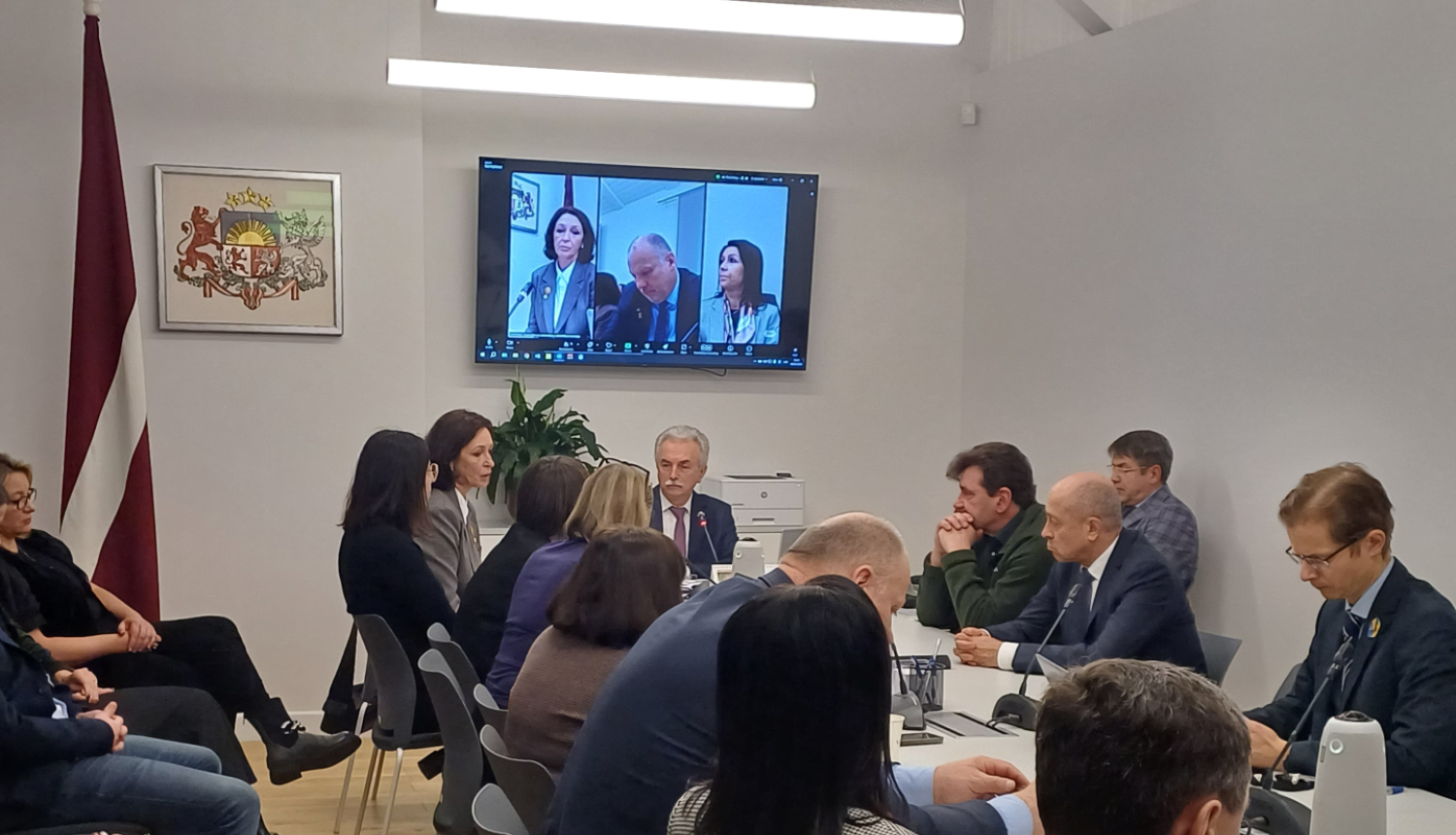 Attēlā komisijas locekļi