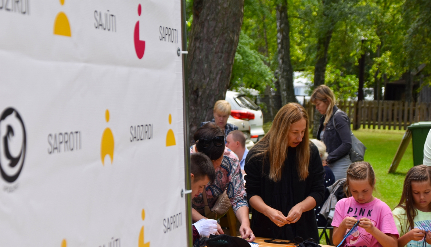 Ilustratīvs foto ar cilvēkiem no pikselēšanas darbnīcas