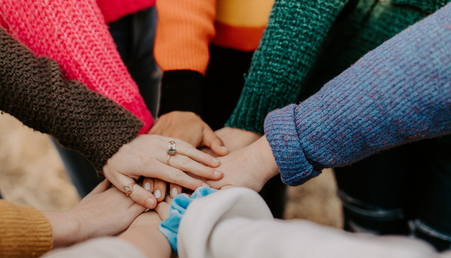 Ilustratīva bilde ar sadotām rokām