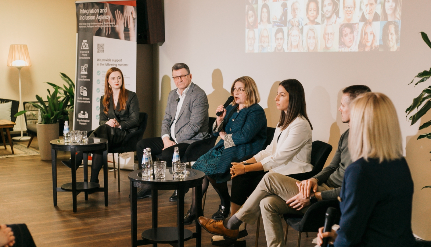 6 cilvēki piedalās diskusijā par iebraucēju iekļaušanās jautājumiem Latvijā