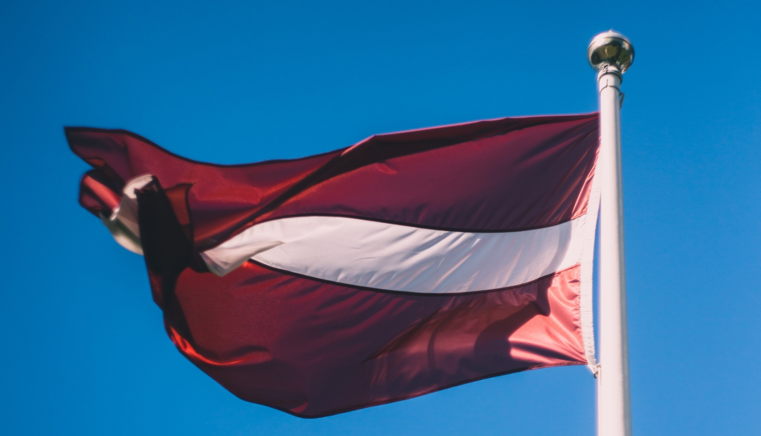 Ilustratīvs foto ar Latvijas karogu