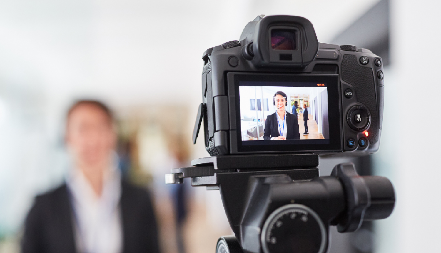 Kamera filmē cilvēku