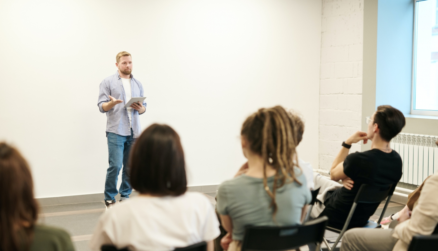 Ilustratīva bilde ar cilvēkiem klasē