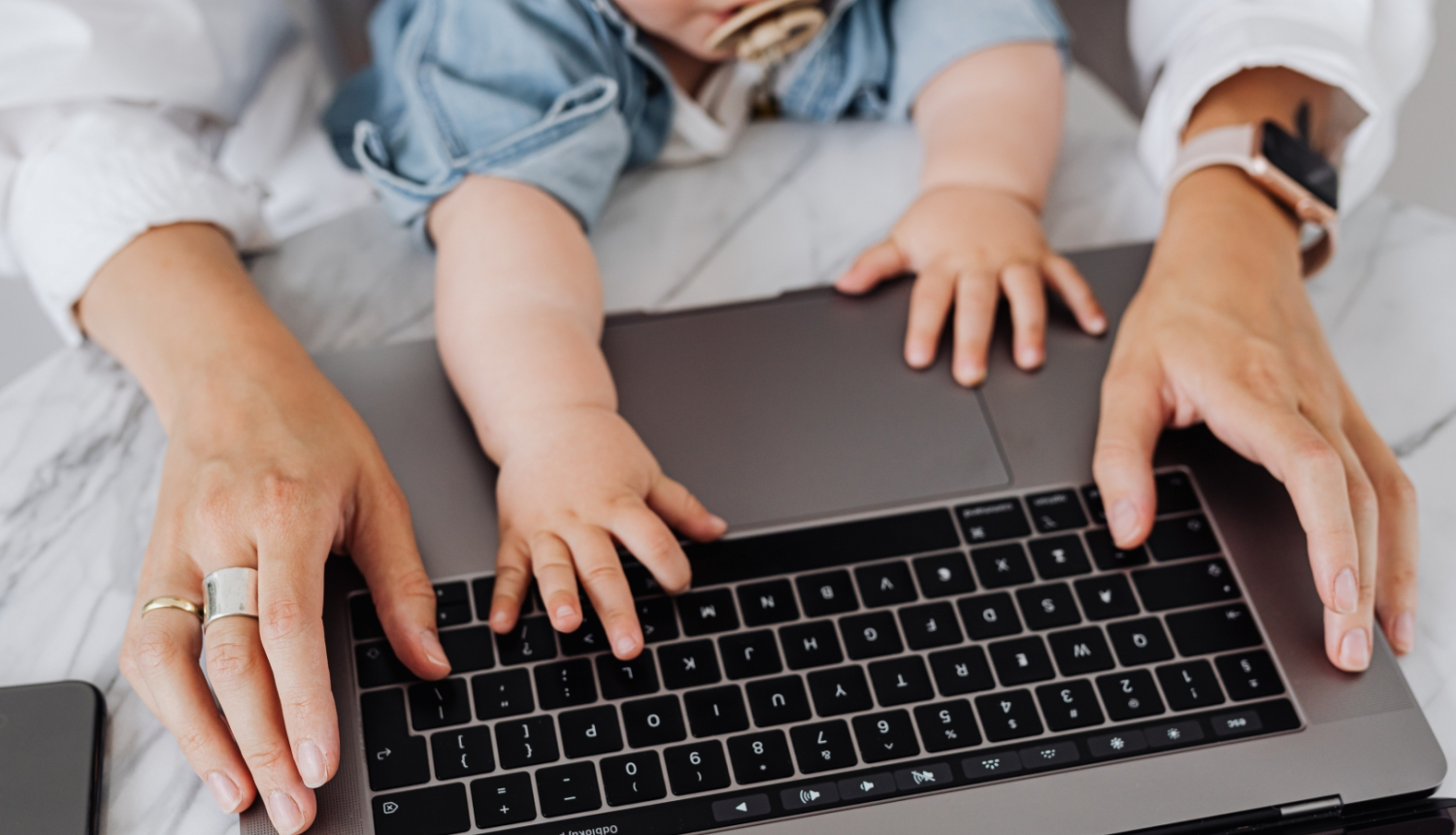 Bērna rokas uz vecāka datora